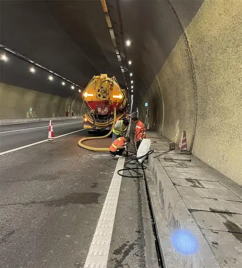 武隆隧道排水渠清淤